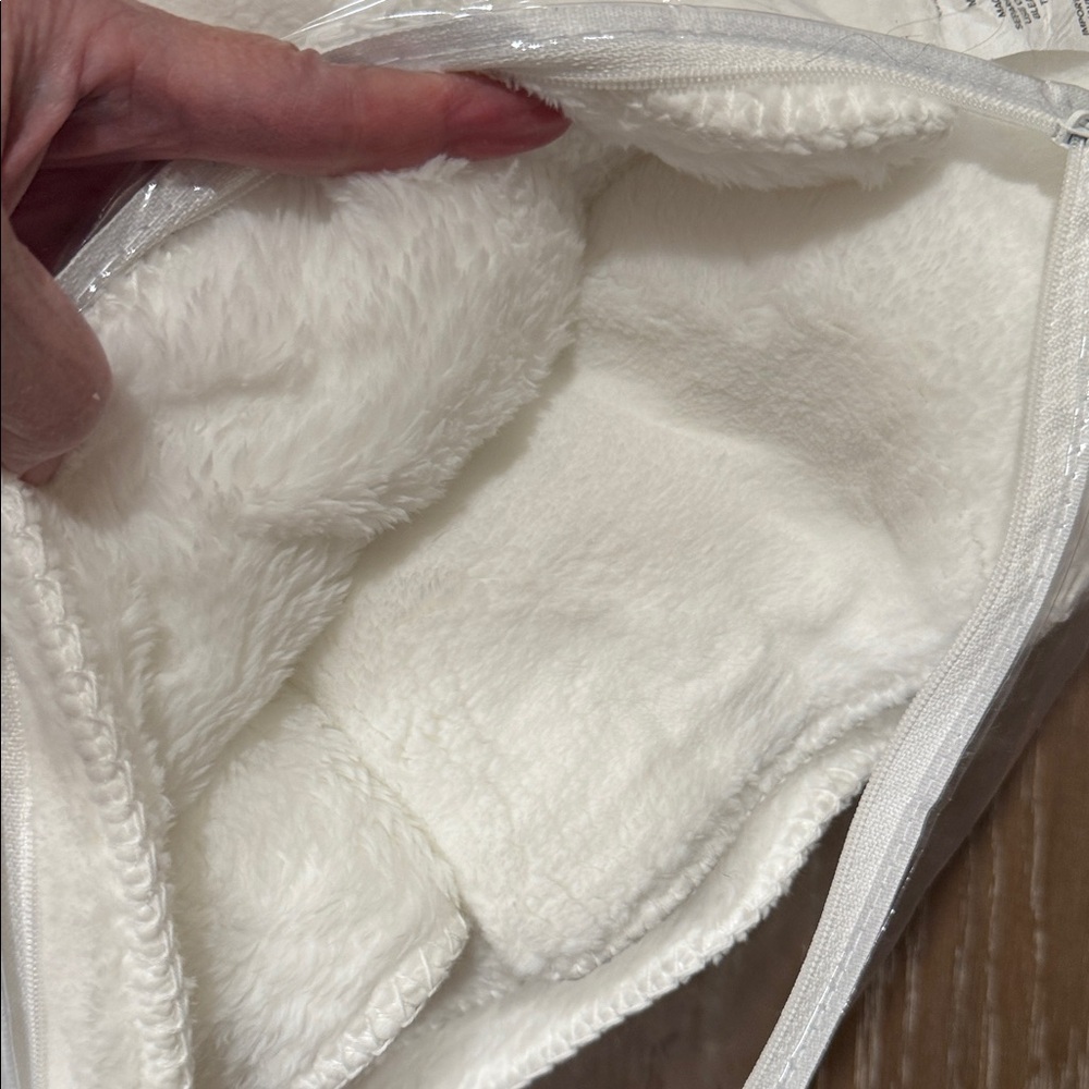 UGG Cream Plush throw blanket - Picture 3 of 3